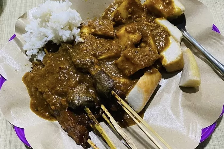 Salah satu rekomendasi tempat makan sate legendaris di Makassar yang selalu diserbu pembeli yaitu Sate Gunung Merapi H. Sangkala. (Google Maps)