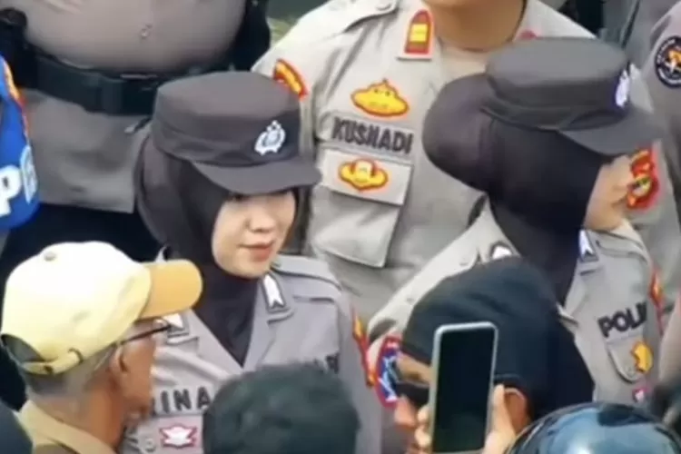 Polwan Ditempatkan di Barisan Depan Demo Mahasiswa di Bandar Lampung. (Lambe Turah)