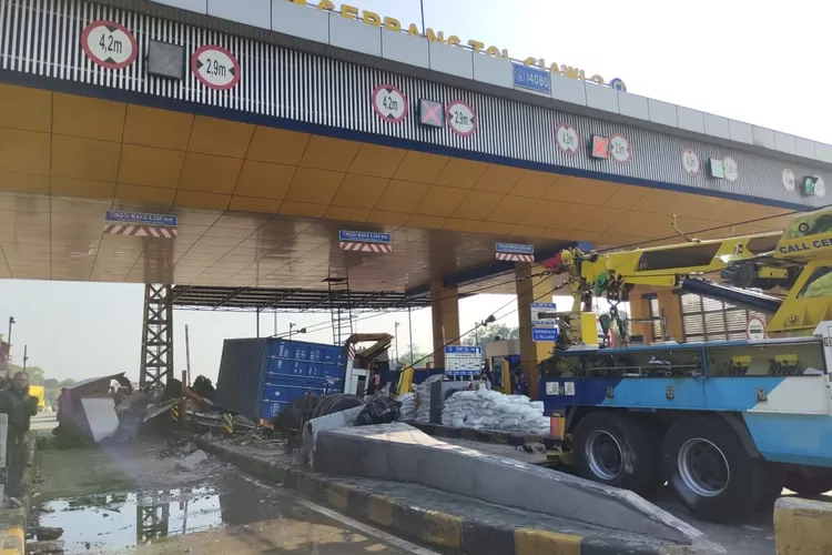Kondisi gerbang tol ciawi 2 usai kecelakaan melibatkan truk kontainer dan membuat arus lalu lintas terganggu (Taufik/Metropolitan)