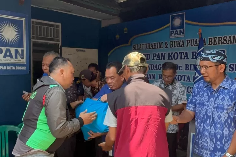 DPD PAN Kota Bogor memberikan paket bantuan pangan untuk warga, sebagai bentuk peran aktif membantu warga (Ist)