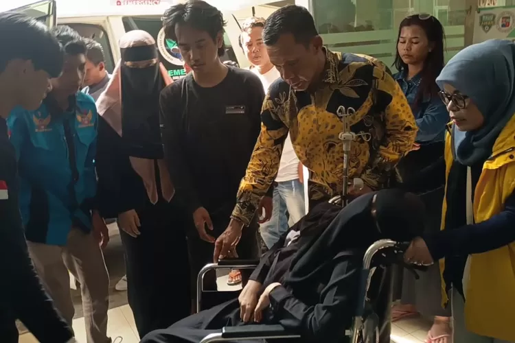 Wakil Bupati, Ade Ruhandi alias Jaro Ade saat mengantar korban luka akibat bangunan ambruk yang melanda Majelis Taklim di Ciomas, Kabupaten Bogor.  (Reza Metropolitan)