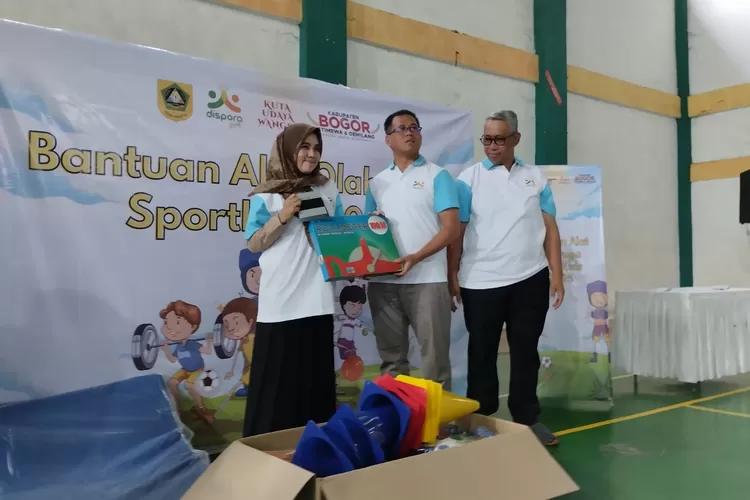 Dispora Kabupaten Bogor serahkan bantuan alat olahraga SportKids (Dispora)