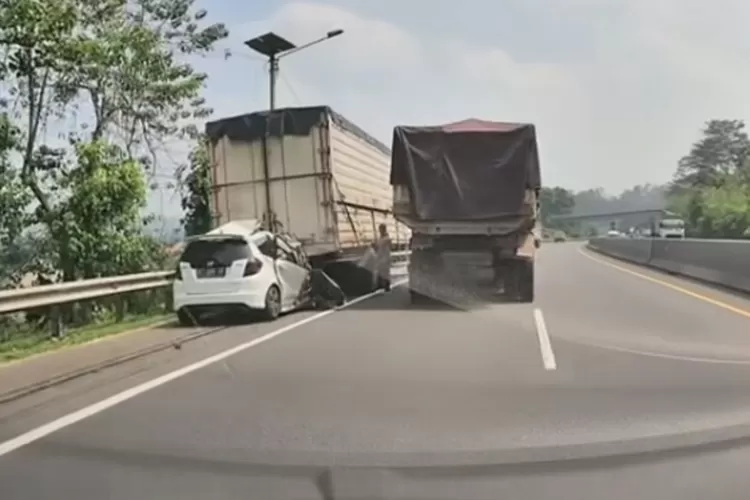 Kecelakaan maut di Tol Cipularang tertangkap dashcam pengendara (Tangkapan layar instagram)