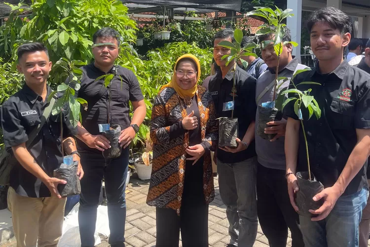 Sejunlah pengurus Pemuda Tani Kota Bogor foto bersama Anggota DPR RI, Endang Setyawati Tohari.  (Ist)
