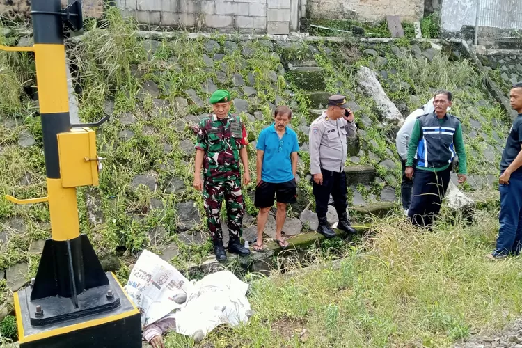 Proses evakuasi jasad wanita yang ditemukan tewas di perlintasan KA Pondok Rumput, Kota Bogor.  (Ist)