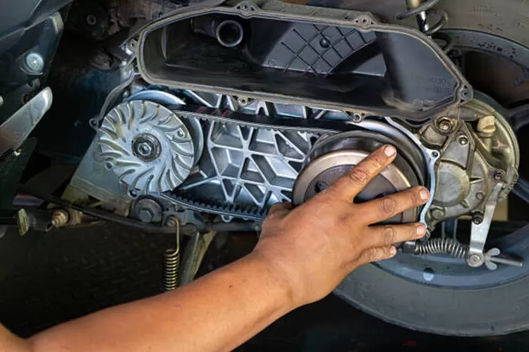 Simak selengkapnya mengenai 5 gejala yang menandakan CVT Belt motor matic harus segera diganti. (Getty Images : Ralfa Padantya)