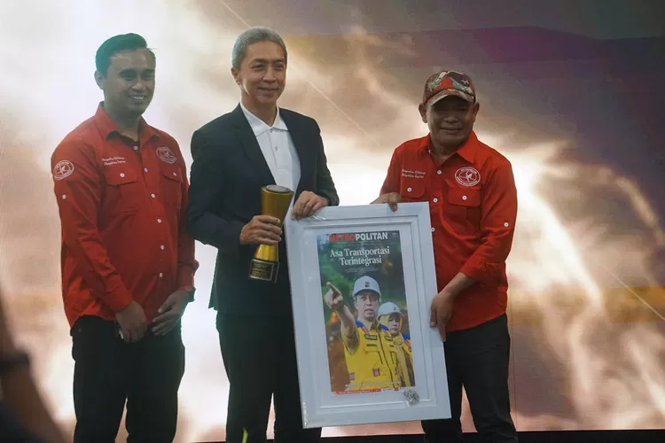 Wali Kota Bogor diganjar penghargaan Metropolitan Award 2025 sebagai tokoh inspirasi bangun sistem transportasi terintergrasi di Kota Bogor  (Arifin/Metropolitan)