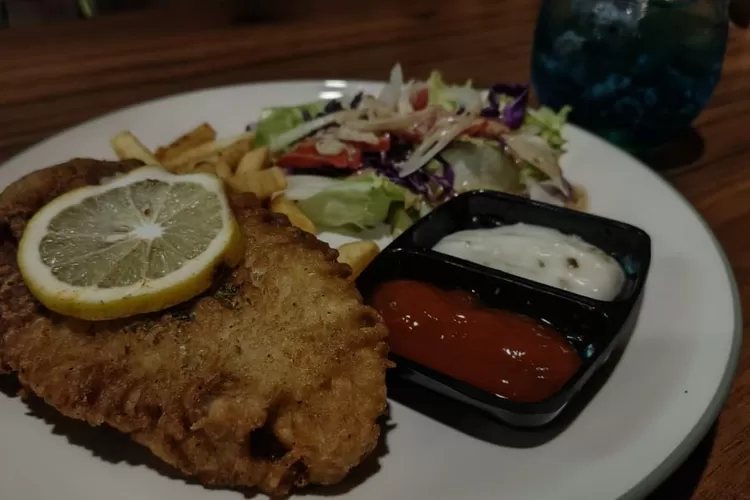 Chicken Katsu Nanban, jadi salah satu menu favorit di Maji Cafe and Resto.  (Aditya Metropolitan)