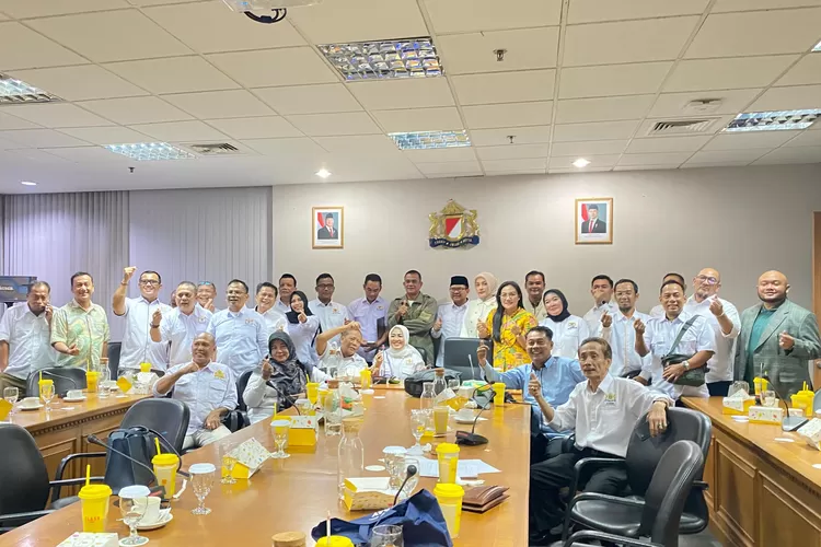 Foto bersama 16 pimpinan Kadin Kabupaten/Kota se-Jawa Barat saat melakukan pertemuan dengan Kadin Indonesia, untuk mempertanyakan isu penyelenggaraan Muprov VIII Kadin Jawa Barat.  (Ist)