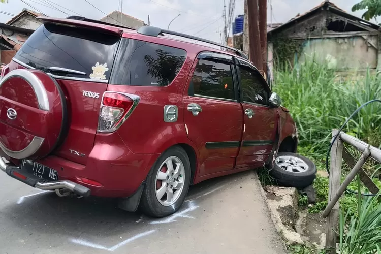 Kondisi kendaraan yang mengalami ringsek usai terlibat kecelakaan.  (Ist)