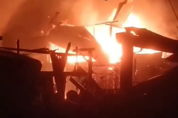 Sebuah insiden kebakaran hebat melanda pemukiman di Makassar yang membuat 8 rumah terbakar dan bocah 8 tahun tewas terjebak api (Instagram/@makassar_iinfo)