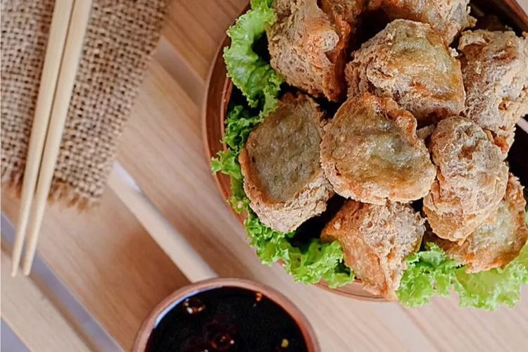 Tahu walik, rasa nya gurih, crispy di campurkan dengan saos petis yang menunggah selera cocok untuk nyemil sehari-hari  (Pinterest )