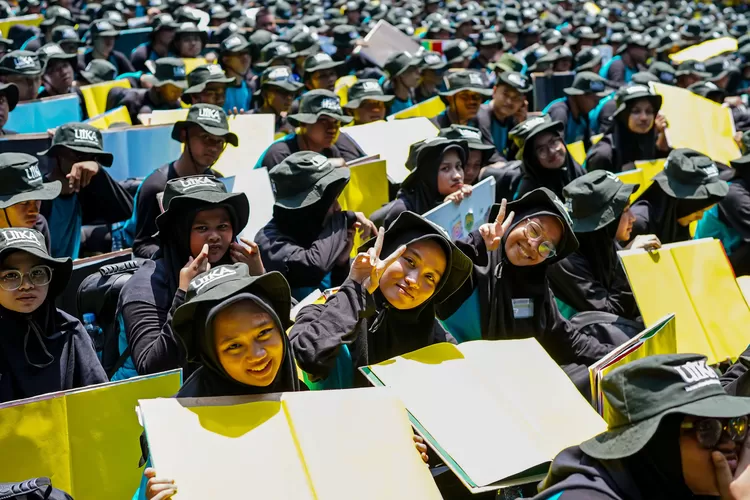 Sejumlah mahasiswa baru UIKA Bogor saat membentuk Papermob raksasa dalam acara Pekan Ta'aruf 2025.