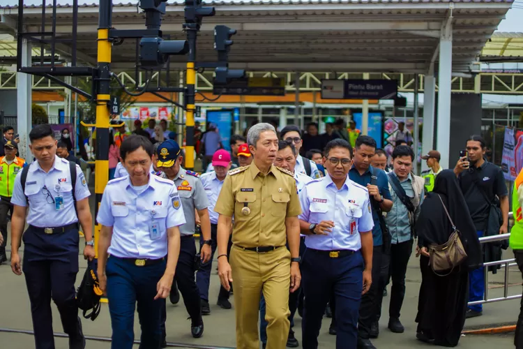 Wali Kota Bogor Dedie A Rachim bersama petinggi PT KAI (Pemkot Bogor )