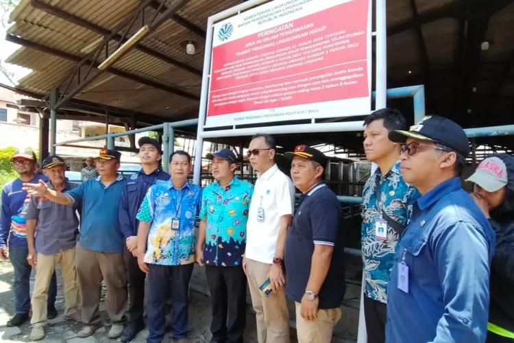 Momen penyegelan Kandang Sapi di Kota Depok karena mencemari Situ Gadog imbas membuang limbah.  (Agus Metropolitan)
