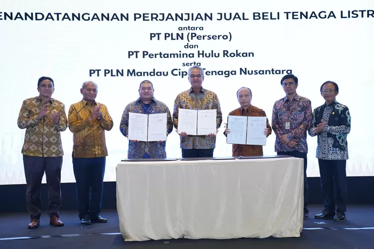 Foto bersama dalam momen penandatanganan perjanjian jual beli tenaga listrik antara PT PLN dan PT Pertamina Hulu Rokan serta PT PLN Mandau Cipta Tenaga Nusantara.  (Dok pribadi)