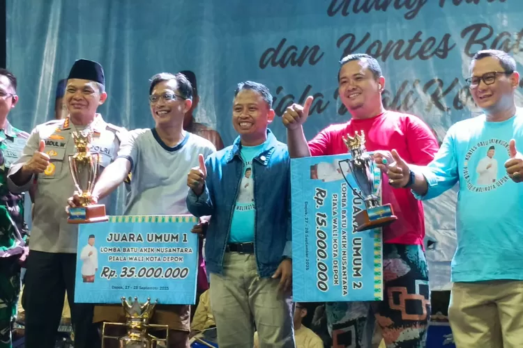 Wali Kota Depok, Supian Suri foto bersama juara umum dalam Kontes Batu Nasional yang diselenggarakan Pemkot Depok.  (Agus Metropolitan)