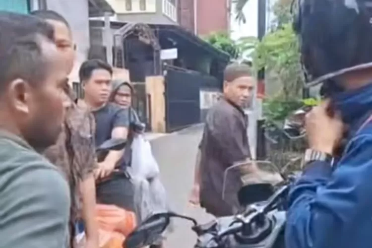Tangkapan layar keributan yang terjadi antara jurnalis bersama pegawai SPPG saat meliput dugaan keracunan MBG. 
