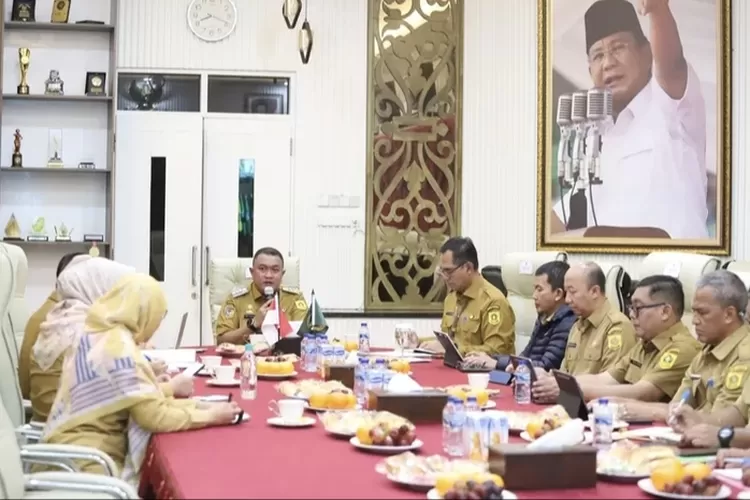 Potret Rudy Susmanto dan jajaran Pemkab Bogor saat rapat koordinasi virtual dengan Menteri Kesehatan RI pada Senin 29 September 2025. (Ist)