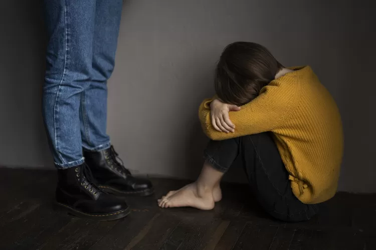 Geger, petugas imigrasi lakukan pelecehan kepada pemohon paspor melalui WhatsApp (Freepik)