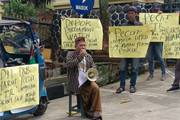Aksi demo yang dilakukan Depok Parlemen Watch terkait keterlibatan oknum Anggota DPRD Kota Depok atas kasus dugaan jual beli proyek.  (Agus Metropolitan)