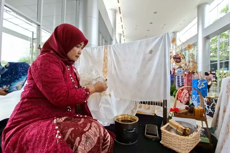 Ketua IPPB Kota Depok, Ambar mencontohkan pembuatan batik khas Depok. (Ali Metropolitan)