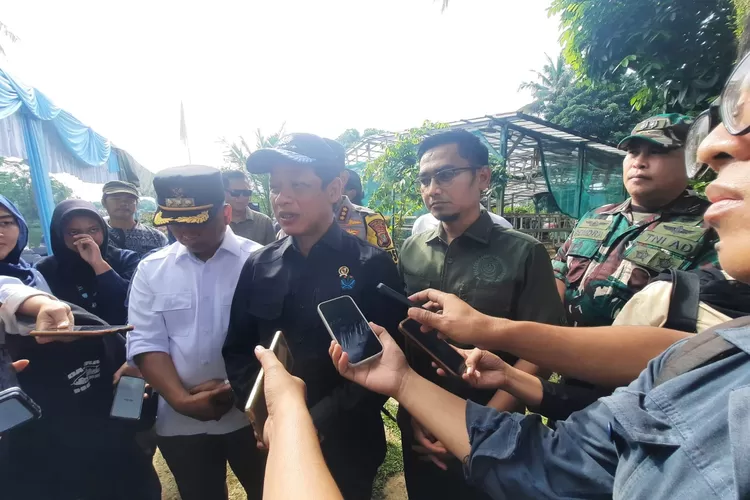 Menteri Lingkungan Hidup, Hanif Faisol Nurofiq memberikan keterangan usai melakukan bebersih Sungai Cipinang, Kota Depok.  (Ali Metropolitan)