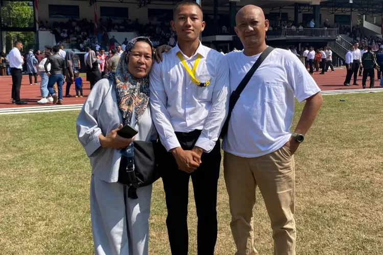 Daffa dan kedua orang tuanya saat di Akmil Magelang, usai diumumkan lulus menjadi taruna Akmil 2025. (Ist)