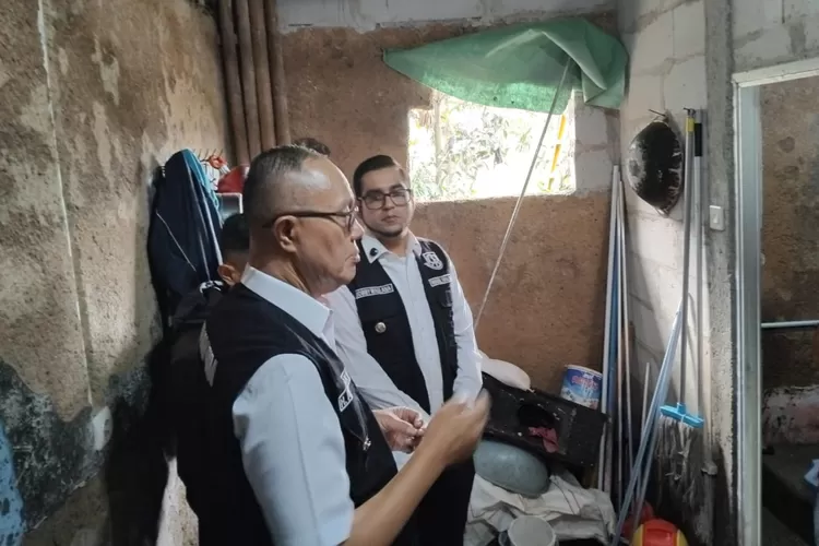Wali Kota Sukabumi, Ayep Zaki bersama Wakil Wali Kota Sukabumi, Bobby Maulana meninjau salah satu rumah tidak layak huni di Kota Sukabumi.  (Ist)