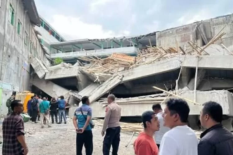 Sebuah mobil mewah, Mercedes Benz telah dilakukan evakuasi usai tertimpa reruntuhan bangunan pondok pesantren Al Khoziny, Sidoarjo (X/@na_dirs)