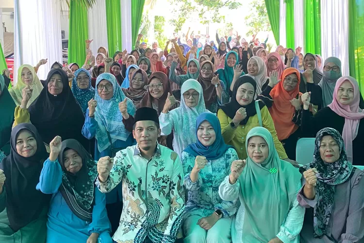 Foto bersama Anggota DPRD Kota Depok, Abdul Khoir bersama warga di sela-sela kegiatan reses.  (Agus Metropolitan)