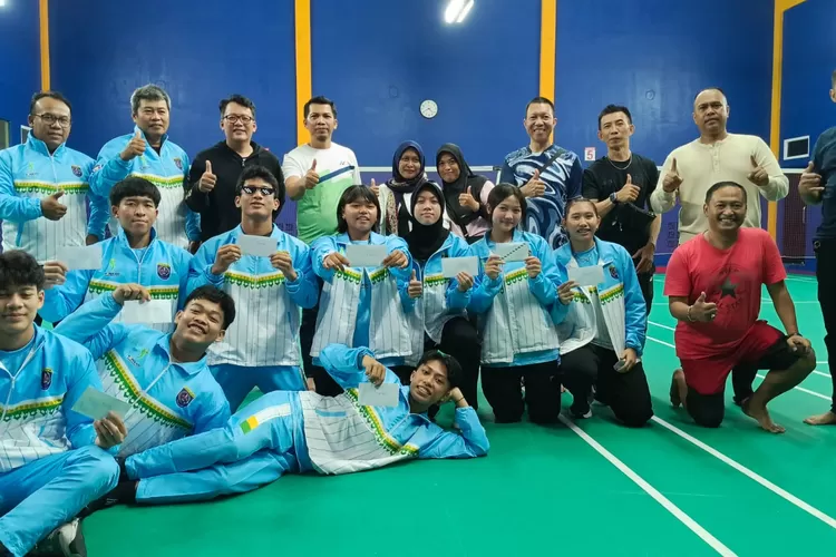 Atlet dan Pelatih Popda Jabar berfoto bersama Calon Ketua PBSI Depok, Abdul Khoir. (Agus Metropolitan)