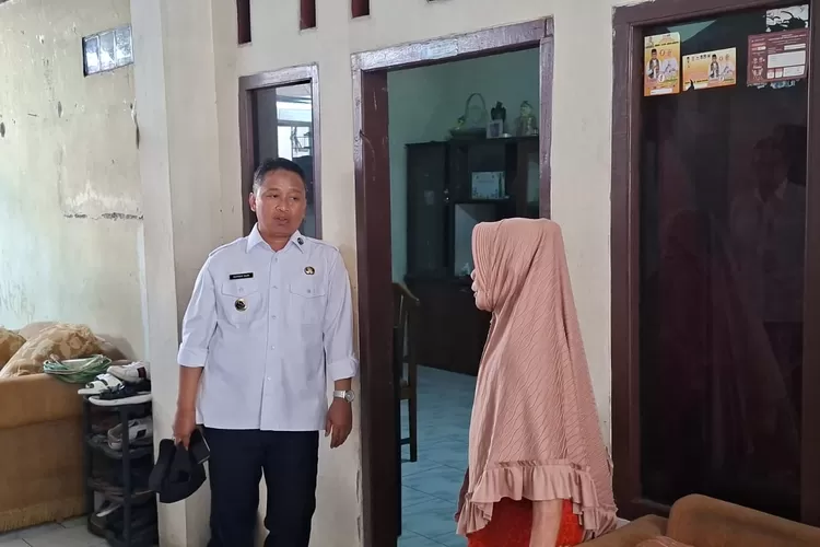 Wali Kota Depok, Supian Suri mengunjungi salah satu warga yang terdampak bencana angin puting beliung.  (Ali Metropolitan)