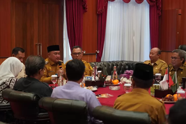 Bupati Bogor Rudy Susmanto mencanangkan program Satu Desa Satu Sarjana (Pemkab Bogor)