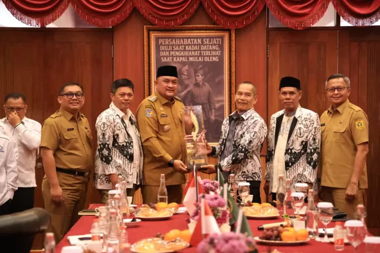 Bupati Bogor Rudy Susmanto mendorong implementasi program Satu Desa Satu Sarjana untuk pemerataan pendidikan di Kabupaten Bogor (Pemkab Bogor)