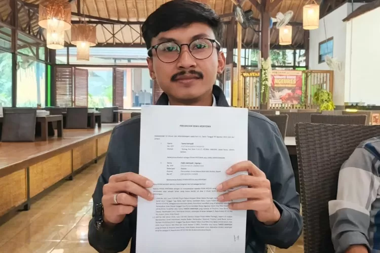 Kuasa hukum bos air asal Depok menunjukan surat perjanjian yang dibuat dengan pelapor terkait perjanjian sewa menyewa lahan.  (Ali Metropolitan)