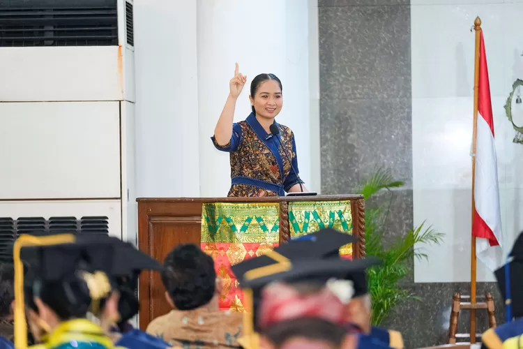 Wamenpar, Ni Luh Puspa memberikan sambutan dalam Dies Natalis ke-31 dan Wisuda Sekolah Tinggi Agama Hindu Dharma Nusantara Jakarta (STAH-DNJ).  (Ist)