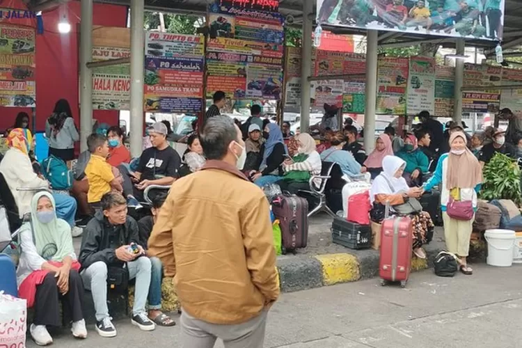 Sebuah insiden mengejutkan, seorang wanita tukang pijit ditemukan tewas bersimpah darah dengan bayinya di mushola terminal Kalideres (Instagram/@terminal_kalideres)