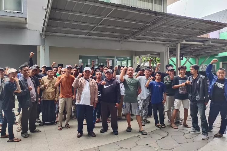 Puluhan warga Kota Batu, Kabupaten Bogor menggeruduk Kantor Pengembang Perumahan BNR Bogor yang diduga melakukan penyerobotan lahan (Taufik Metropolitan)