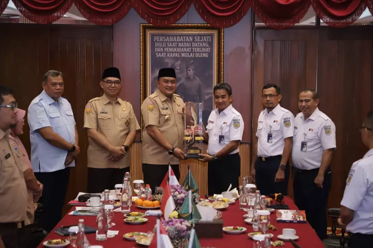 Bupati Bogor Rudy Susmanto bersama jajaran PT KAI (Pemkab Bogor)