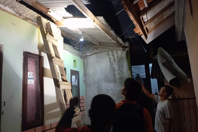 Petugas BPBD Kota Sukabumi melakukan assesment di lokasi rumah warga yang mengalami rusak akibat angin kencang.  (Dok BPBD Kota Sukabumi)