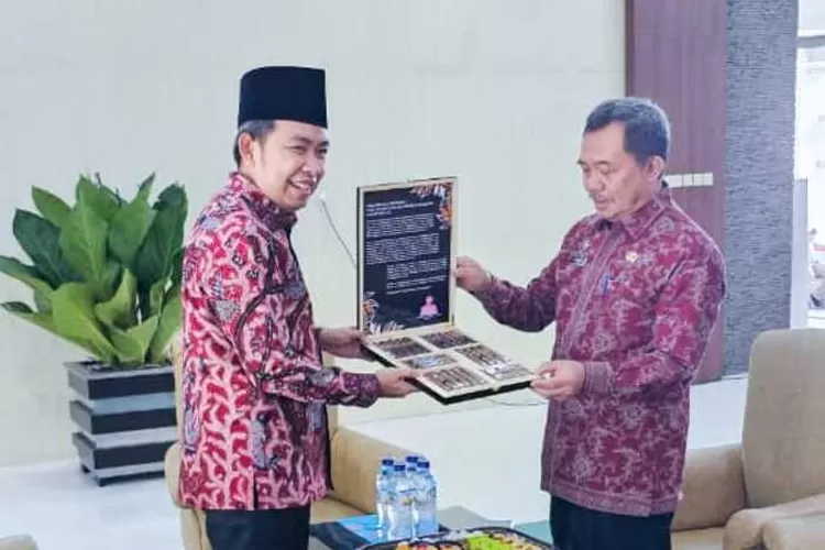 Bupati Jember Gus Fawait (kiri) menerima pujian tinggi dari Kemendagri berkat inovasi platform Wadul Gus'e.  (dok. Ist)