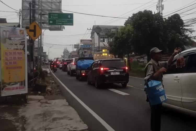 Cek informasi terkait buka tutup jalan serta ganjil genap Puncak Bogor (Rizal)
