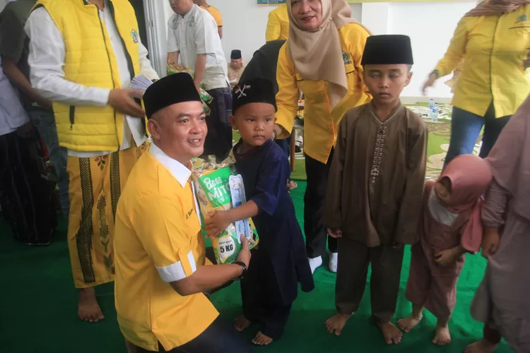 Suasana santunan yang digelar Achmad Maulana, sebagai bagian dari rangkaian peringatan HUT ke-61 Partai Golkar.  (Dok pribadi)