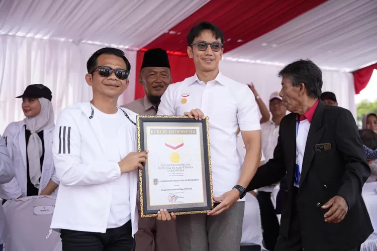 Bupati Purwakarta Saepul Bahri Binzein (Om Zein) menerima piagam Rekor MURI dari Senior Manager MURI, Triyono, Minggu 19 Oktober 2025. (Foto: Diskominfo Purwakarta )