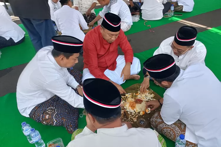 Momen Bupati Situbondo Yusuf Rio Wahyu Prayogo, makan nasi gulung di momen Hari Santri Nasional 2025.  (dok. Ist)