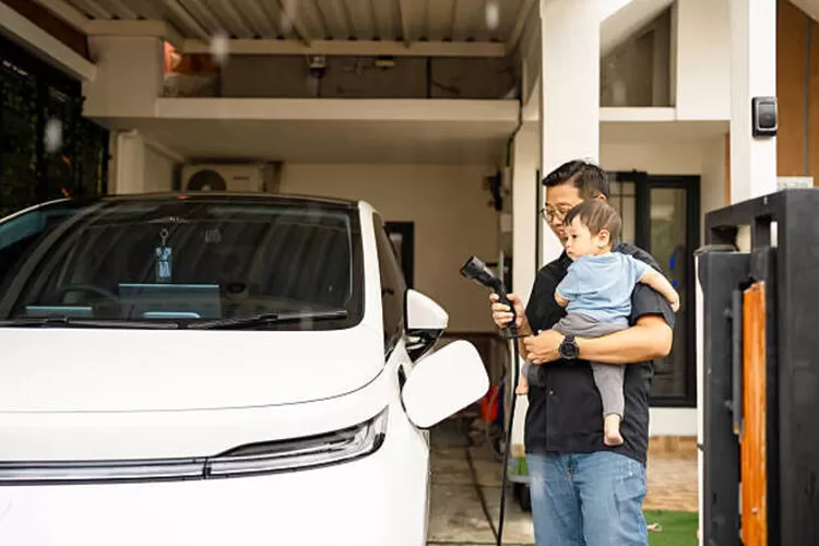 Simak selengkapnya mengenai perbandingan pajak mobil listrik dan mobil hybrid yang wajib diketahui sebelum membeli. (Getty Images : rudi_suardi)