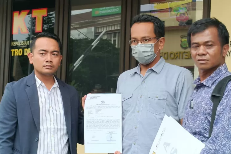 Pengusaha berinisial PA didampingi Kuasa Hukum saat melakukan pelaporan ke Polres Metro Depok.  (Agus Metropolitan)