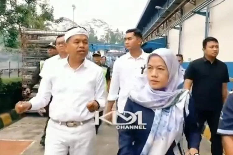 Dedi Mulyadi saat Datang ke Pabrik Aqua. (YouTube KDM)