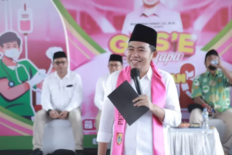 Bupati Jember Gus Fawait saat menyapa warga dalam program Bunga Desaku.  (dok. Diskominfo Kabupaten Jember)